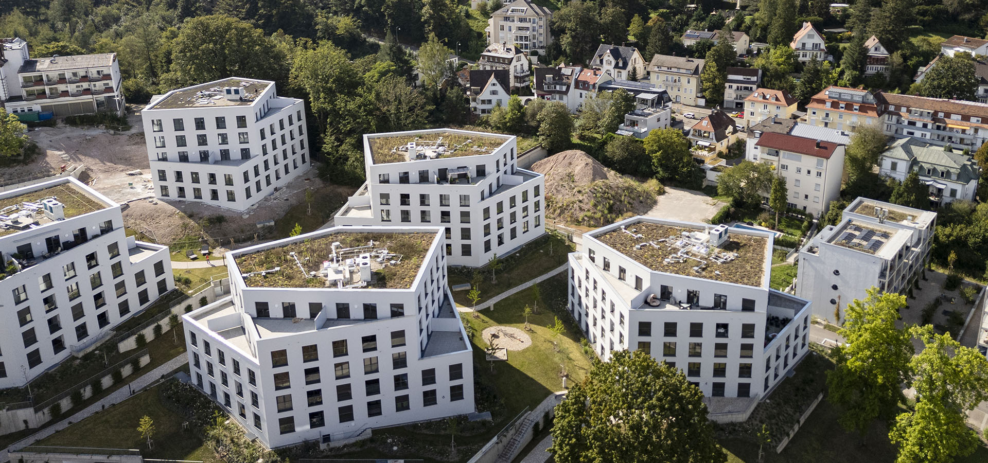 Vier Moderne Neubauten mit hochwertigen Wohnungen