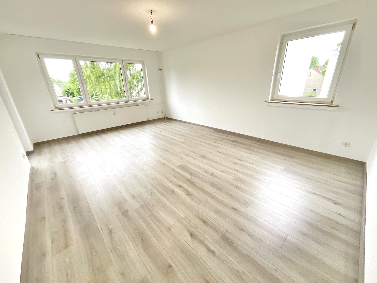 Wohnzimmer mit Balkon