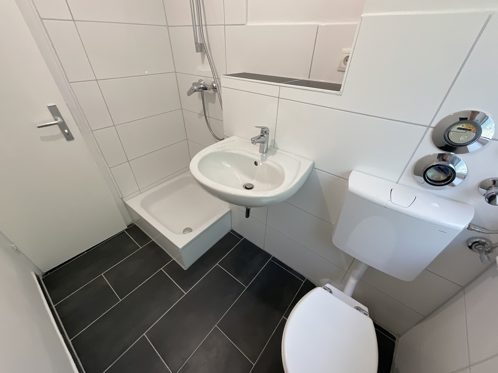 Modernisiertes Tageslichtbad mit Dusche