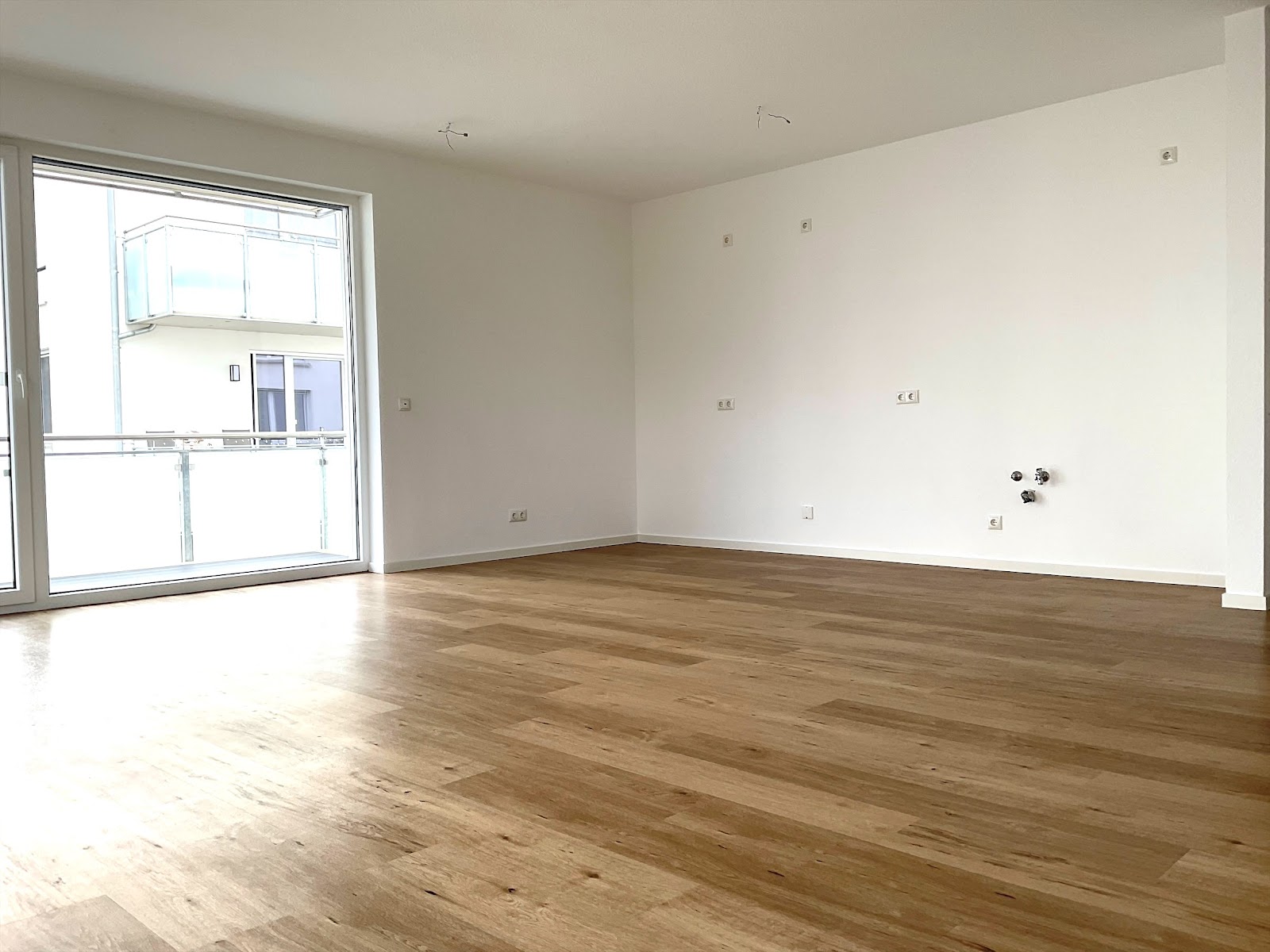 Wohnzimmer mit offener Küche