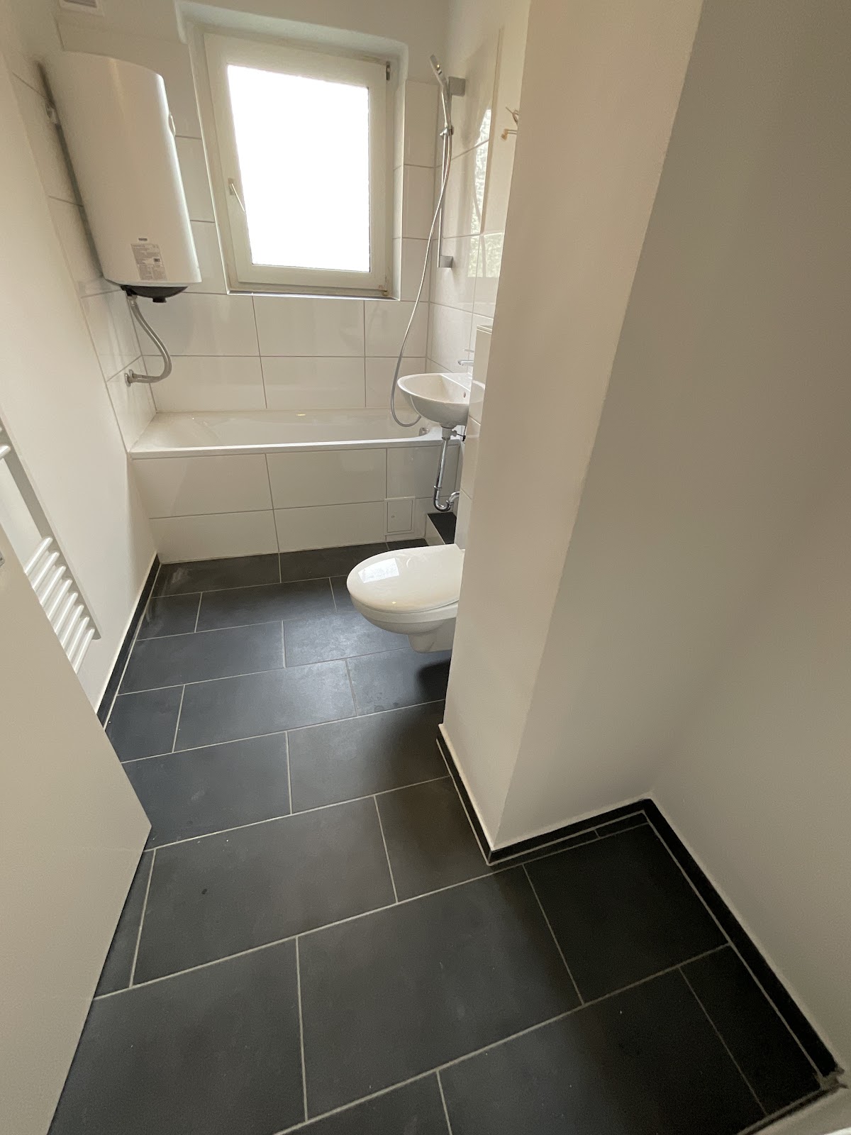 Modernisiertes Tageslichtbad mit Wanne