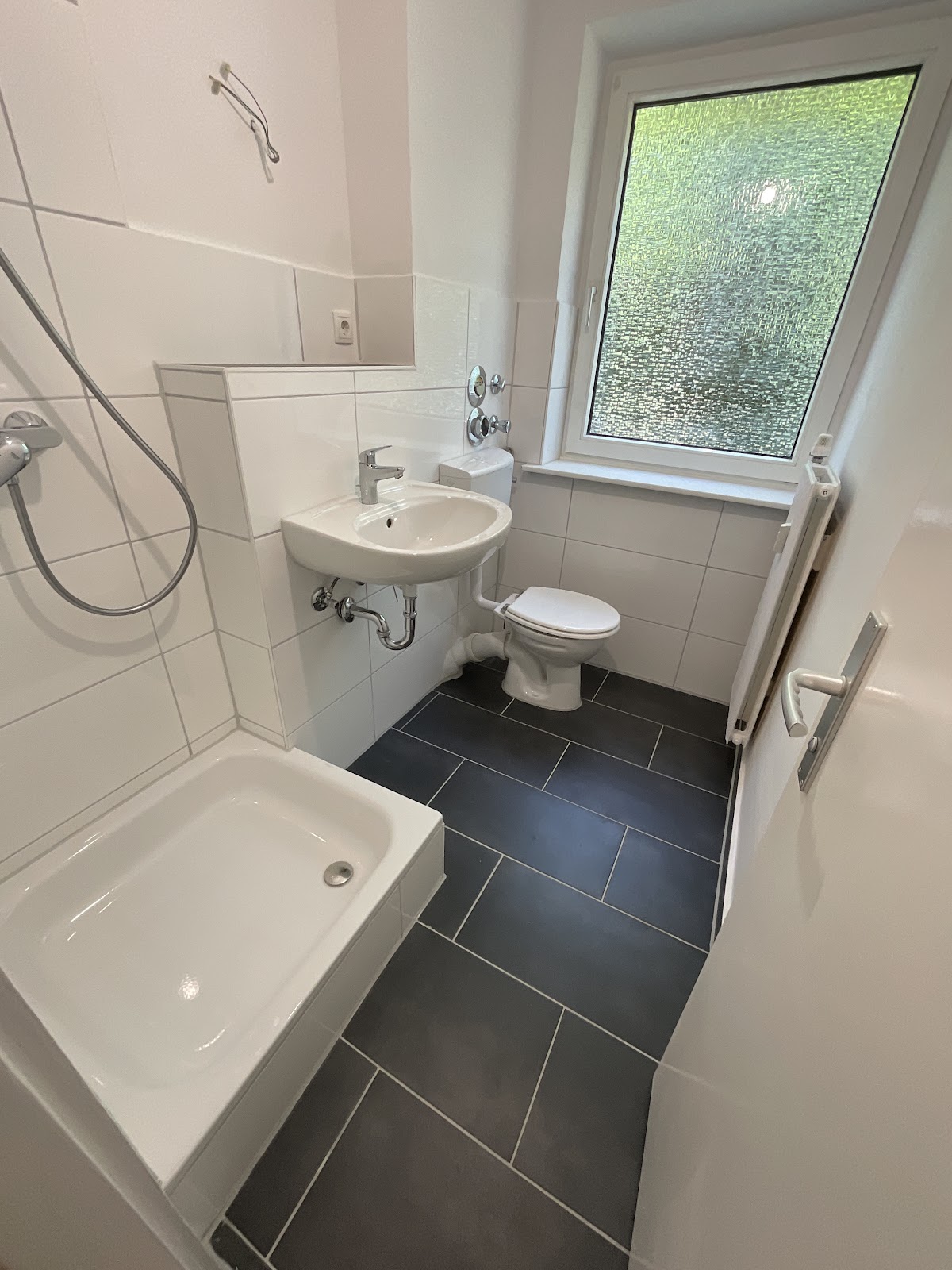Modernisiertes Tageslichtbad mit Dusche