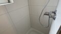 Modernisiertes Tageslichtbad mit Dusche