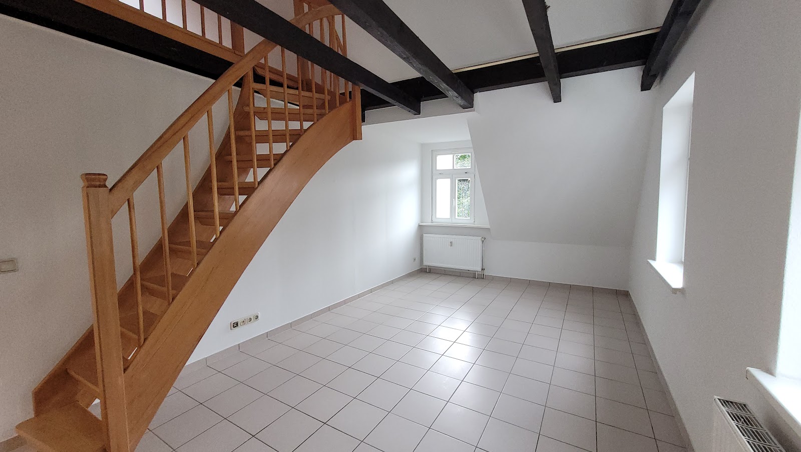 Einblick Wohnzimmer mit offenem Küchenbereich Bild 3