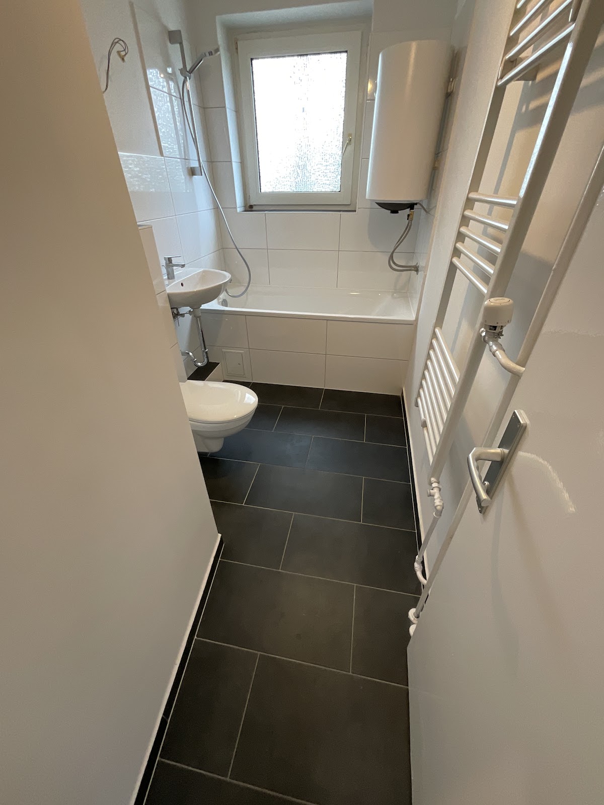 Modernisiertes Tageslichtbad mit Wanne