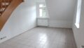 Einblick Wohnzimmer mit offenem Küchenbereich Bild 2