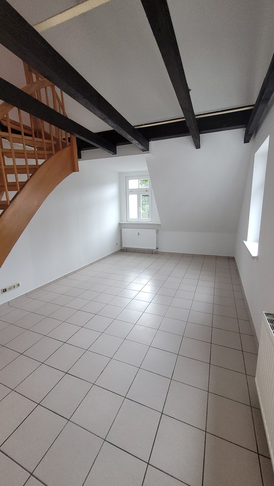 Einblick Wohnzimmer mit offenem Küchenbereich Bild 2