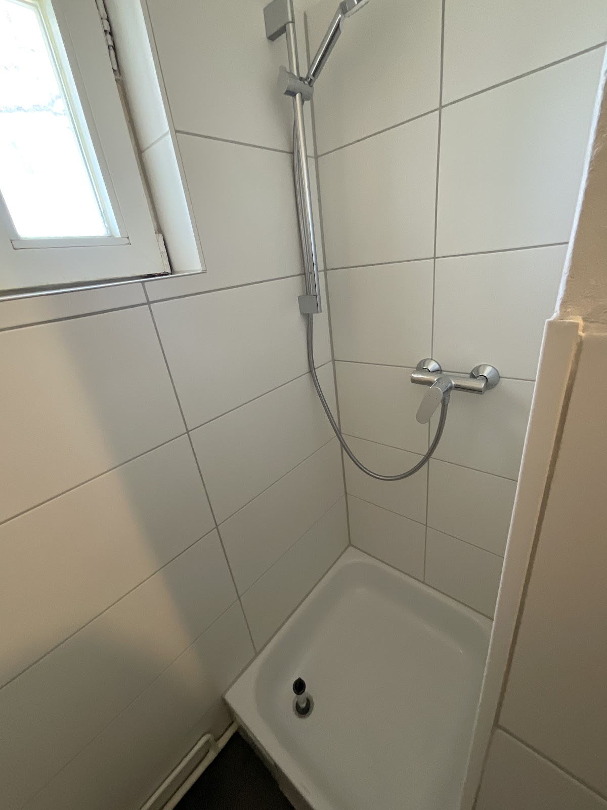 Modernisiertes Tageslichtbad mit Dusche