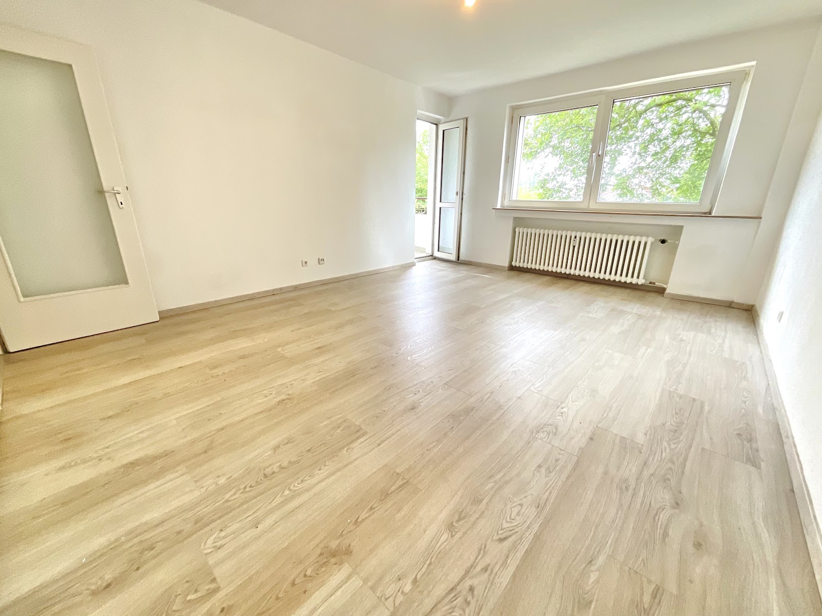 Wohnzimmer mit Balkon