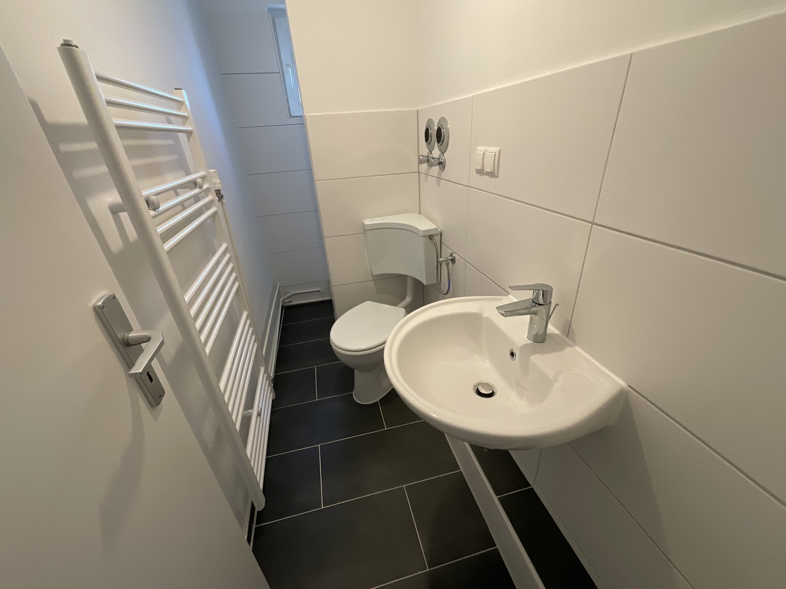 Modernisiertes Tageslichtbad mit Dusche