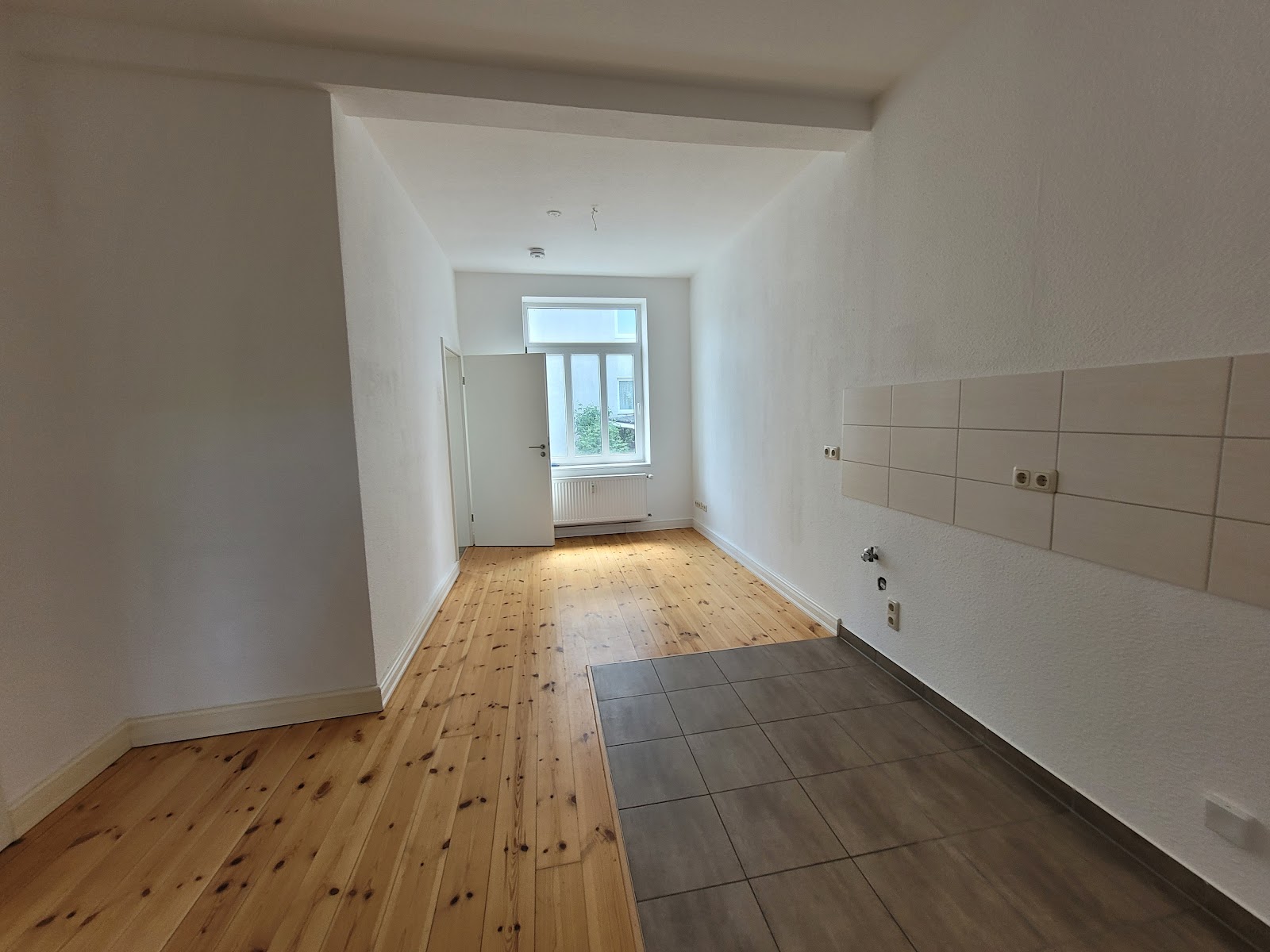 Einblick Wohnraum mit offener Küche Bild 2