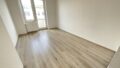 Schlafzimmer mit kleinem Balkon