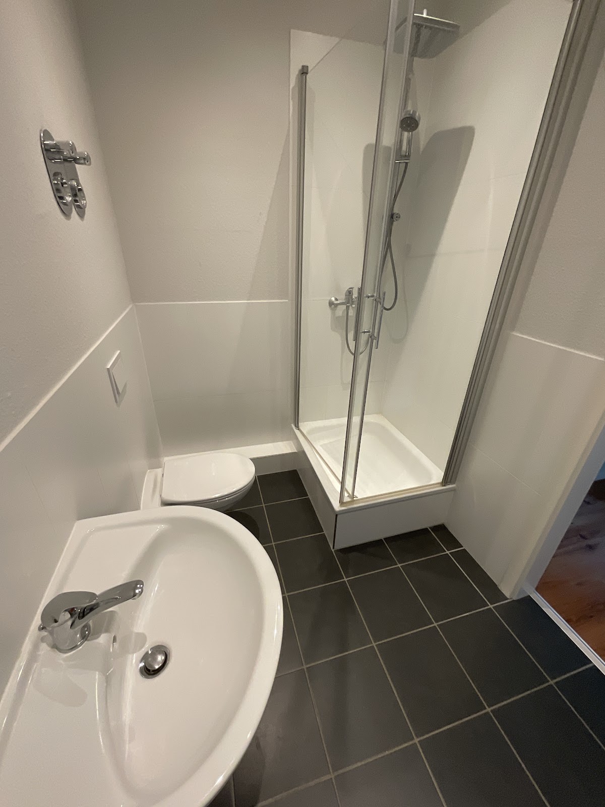 Modernes Duschbad