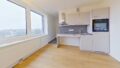 Wohnzimmer Blick EBK + Abstellraum