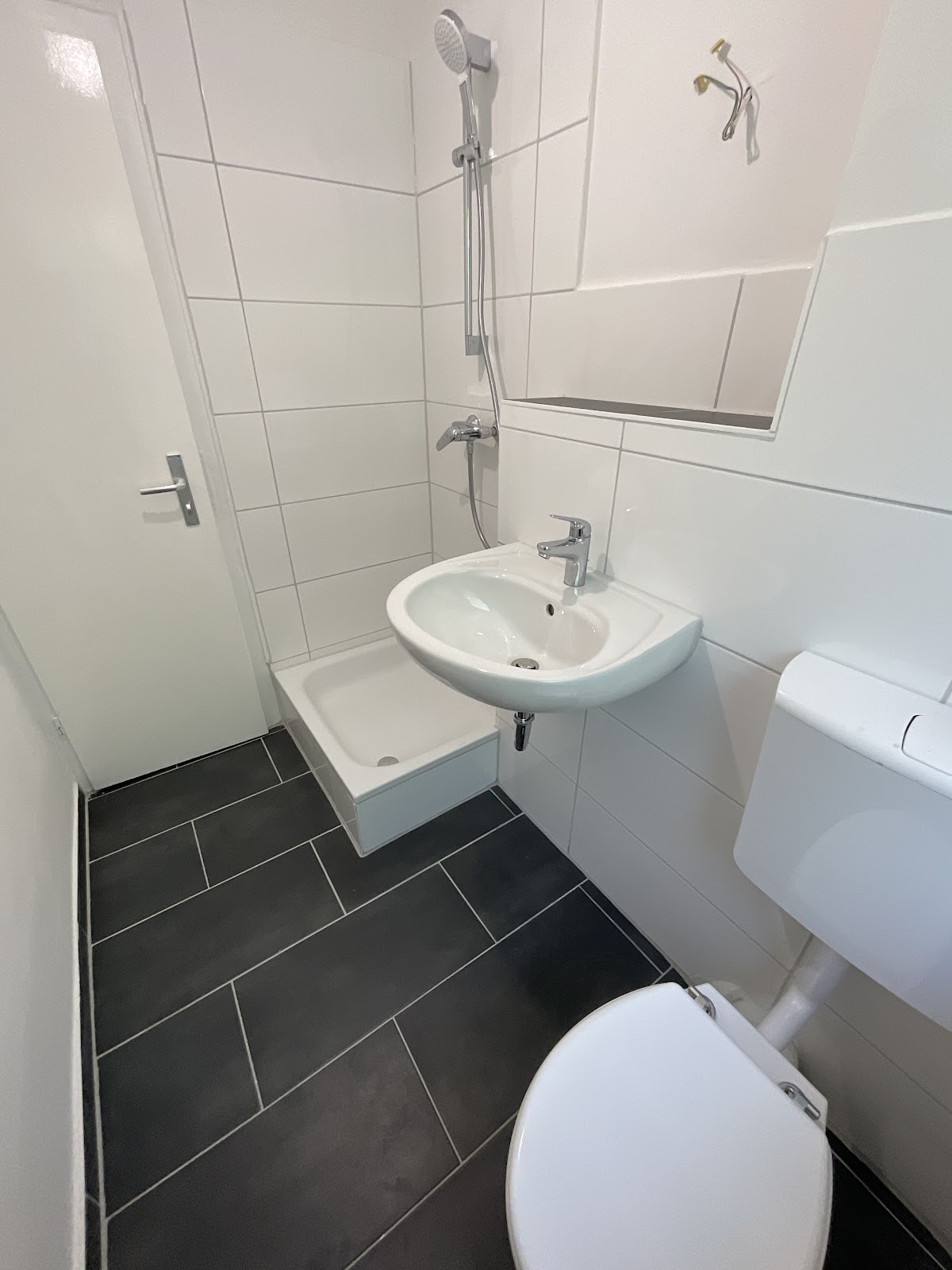 Modernisiertes Tageslichtbad mit Dusche