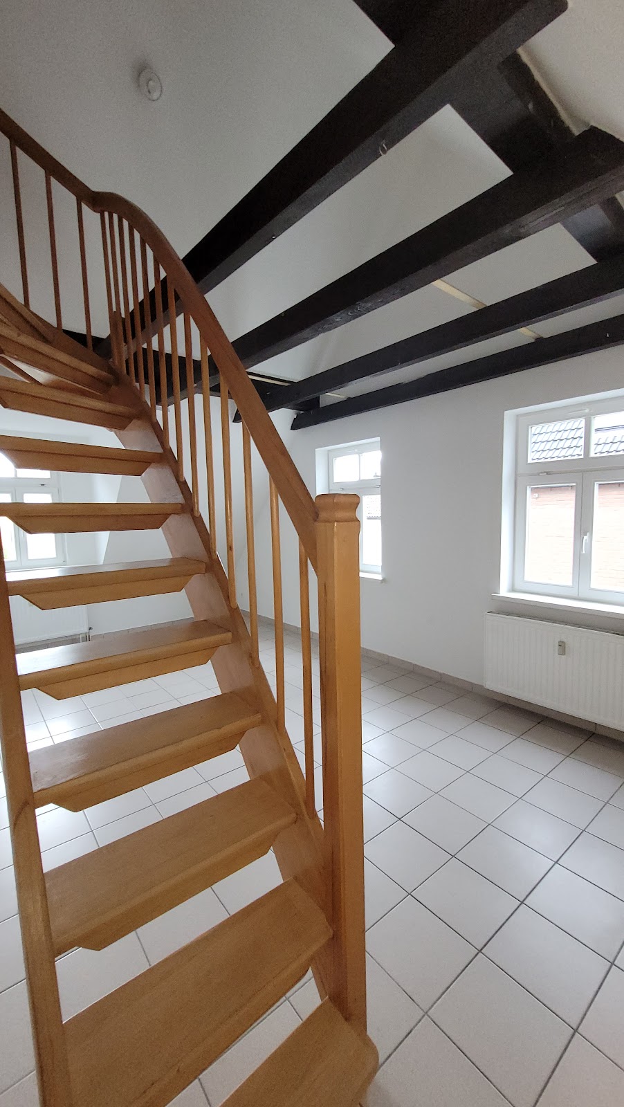 Einblick Wohnzimmer mit offenem Küchenbereich