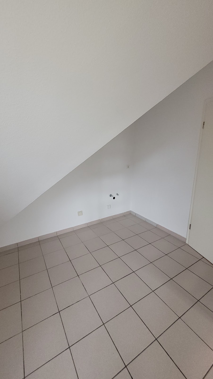 Einblick Wohnzimmer mit offenem Küchenbereich Bild 5
