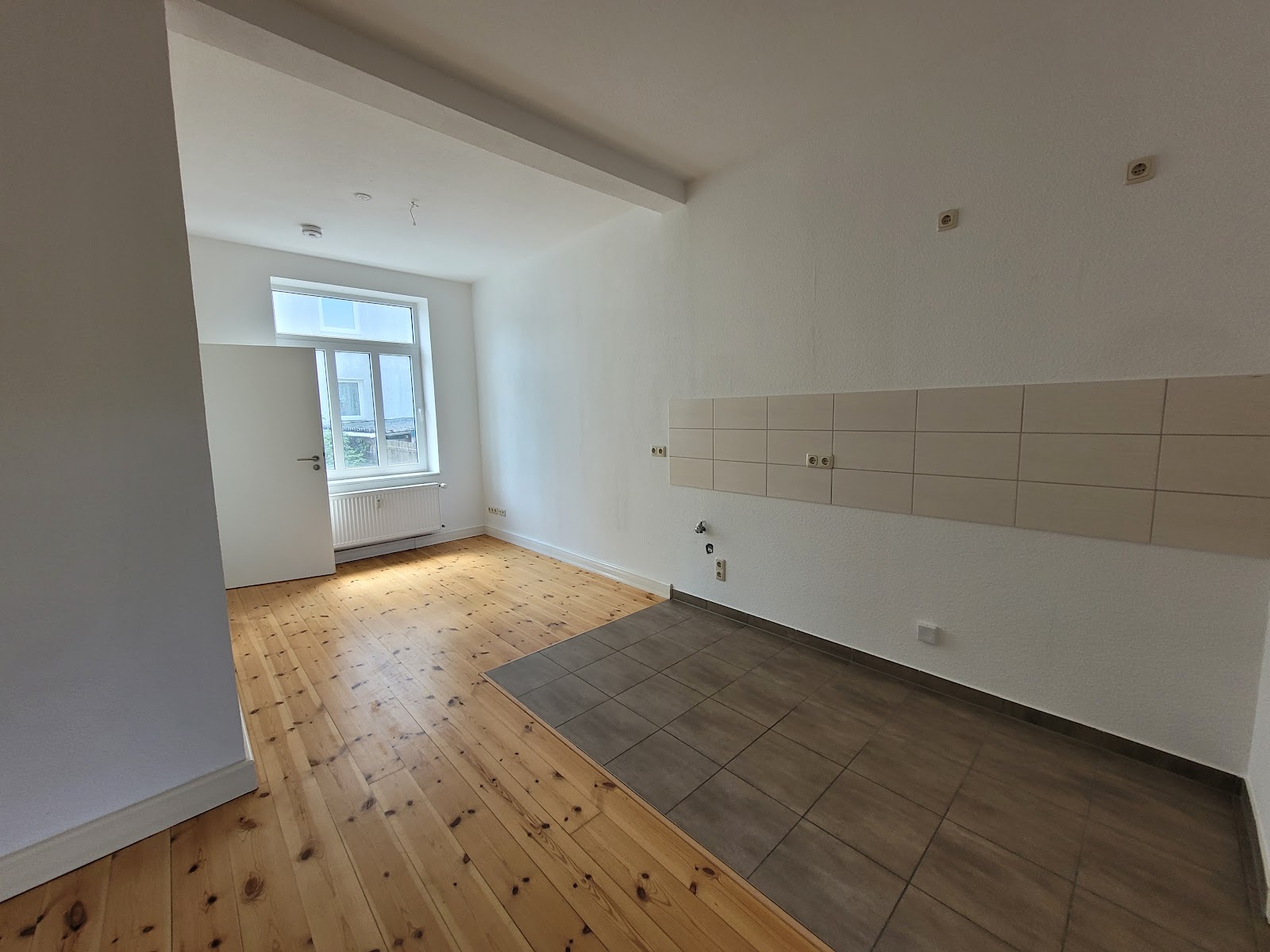 Einblick Wohnraum mit offener Küche