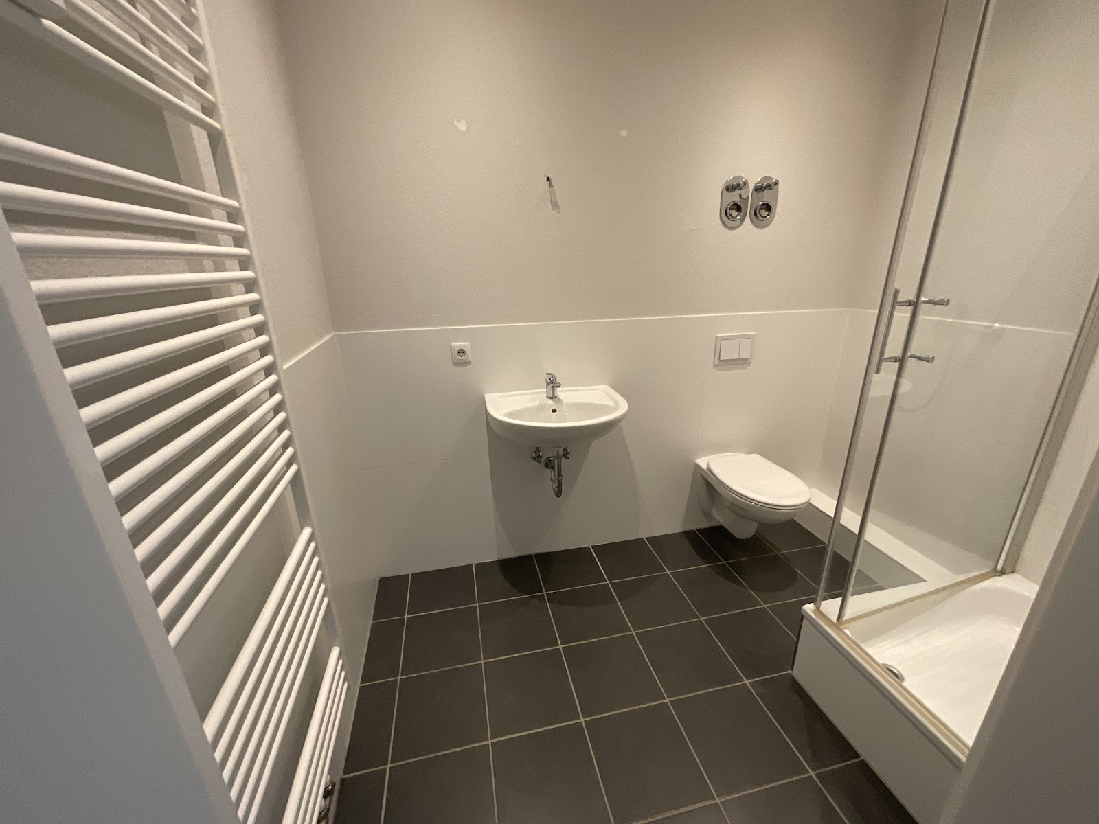 Modernes Duschbad