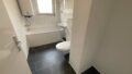 Modernisiertes Tageslichtbad mit Wanne