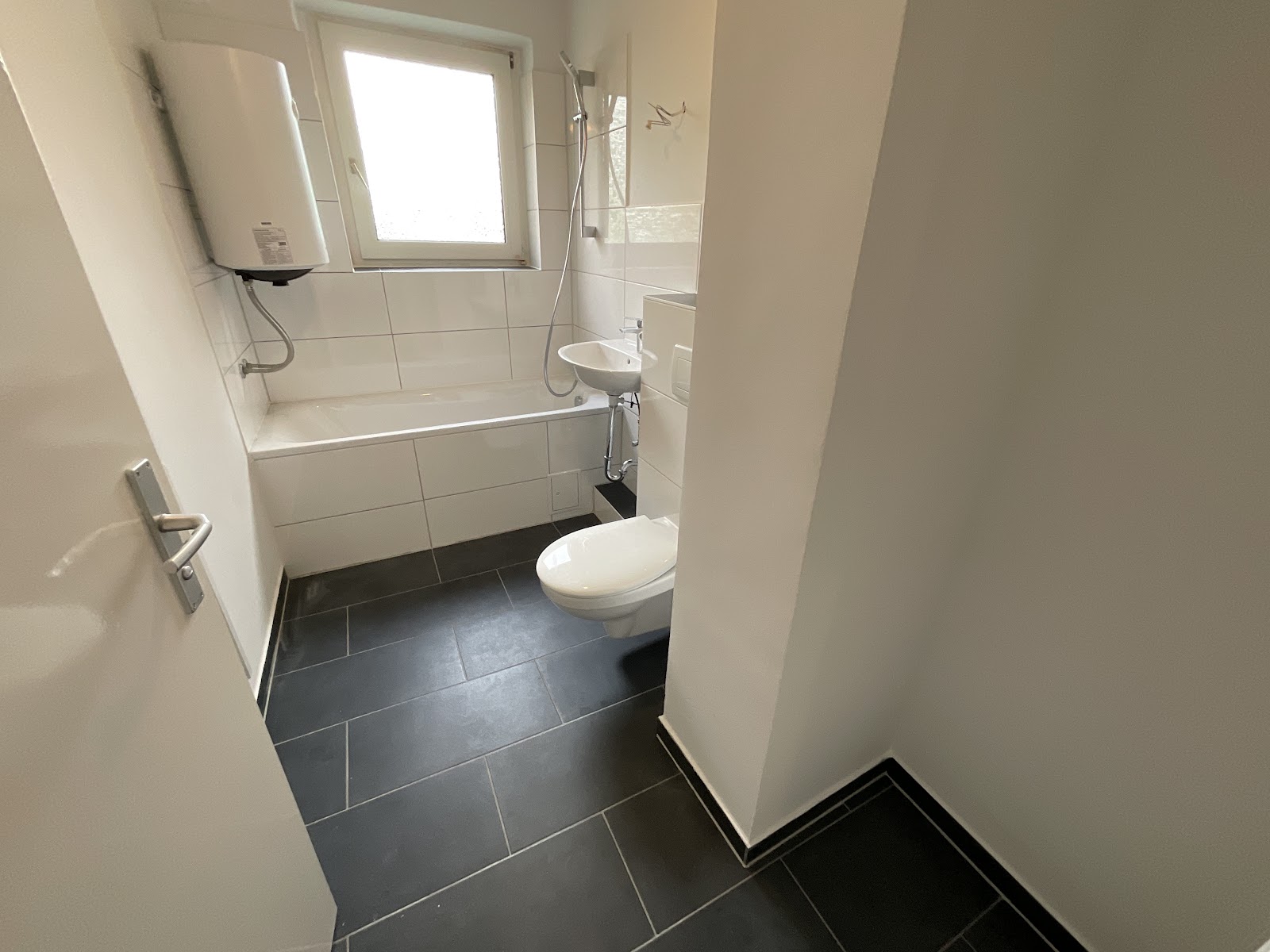 Modernisiertes Tageslichtbad mit Wanne