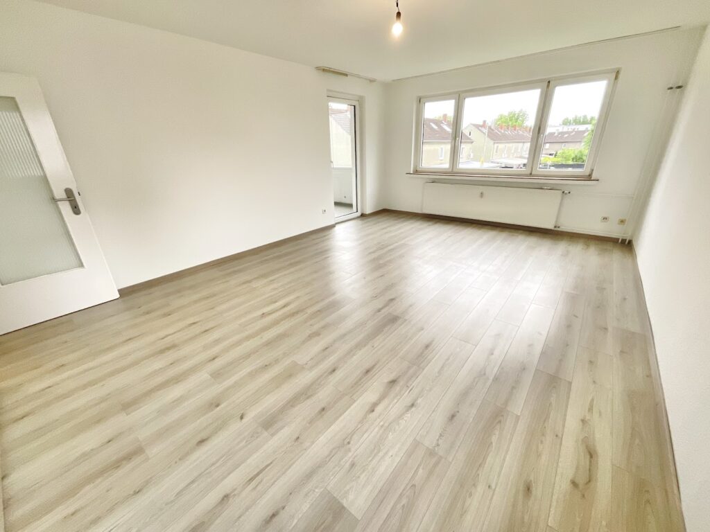 Wohnzimmer mit Balkon