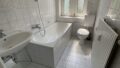 Tageslichtbad mit Wanne