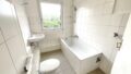 Badezimmer mit Fenster