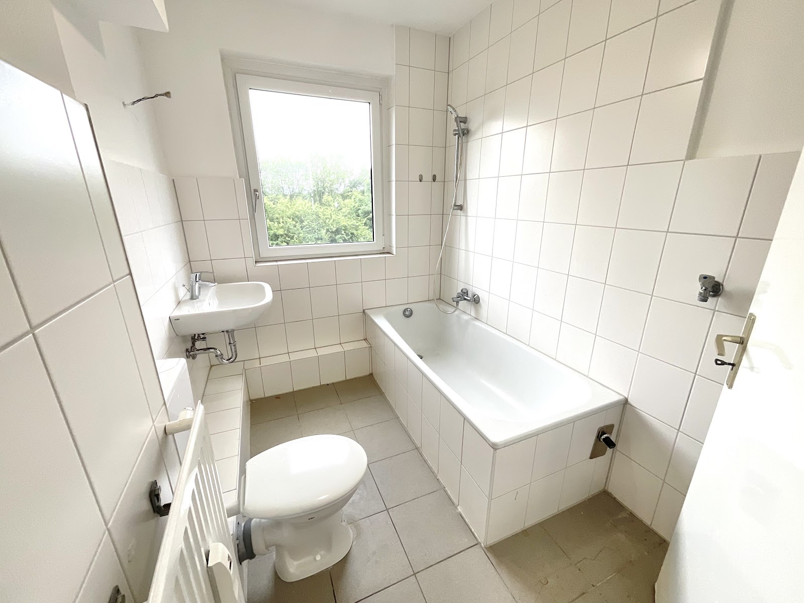 Badezimmer mit Fenster