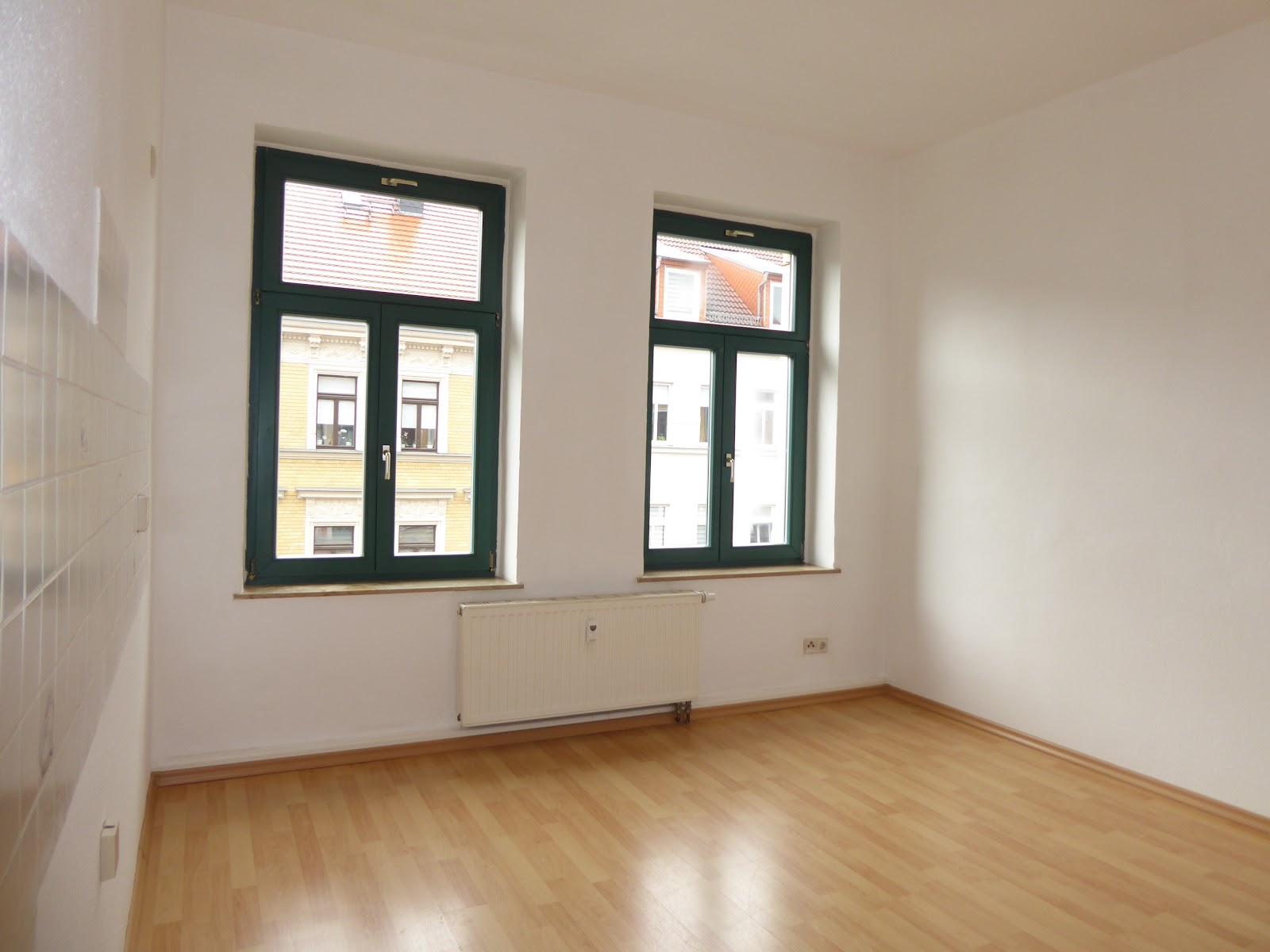 Wohnzimmer mit offener Küche