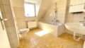 Badezimmer mit Fenster