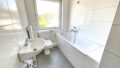 Badezimmer mit Fenster