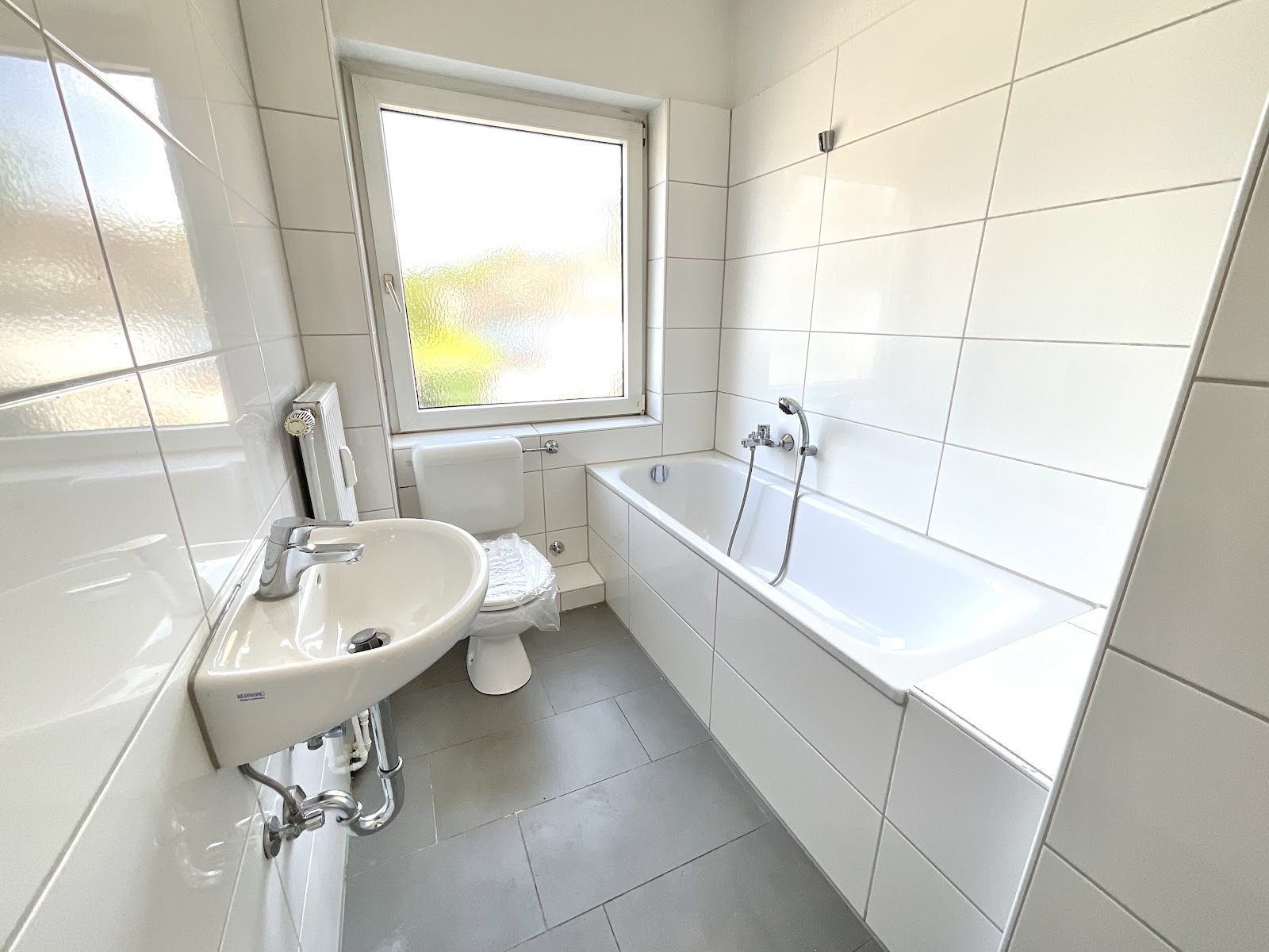 Badezimmer mit Fenster