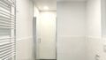 Modernes Badezimmer mit Dusche