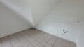 Einblick Wohnzimmer mit offenem Küchenbereich Bild 6