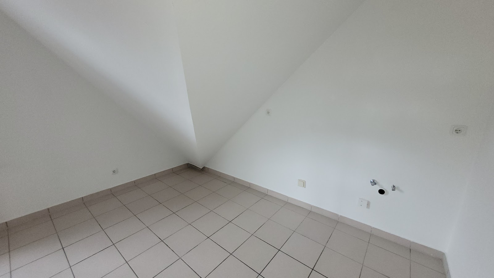 Einblick Wohnzimmer mit offenem Küchenbereich Bild 6