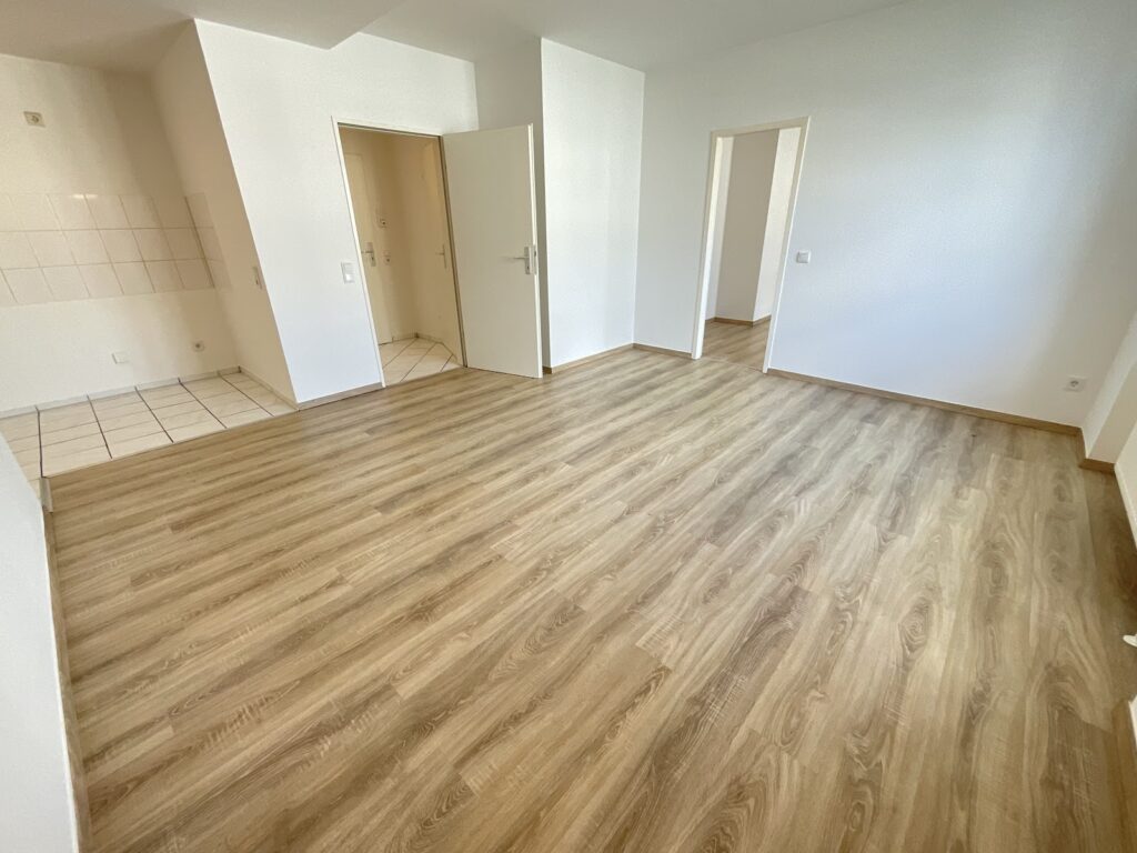 Wohnzimmer mit offener Küche