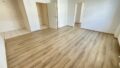 Wohnzimmer mit offener Küche