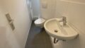 Modernisiertes Tageslichtbad mit Dusche