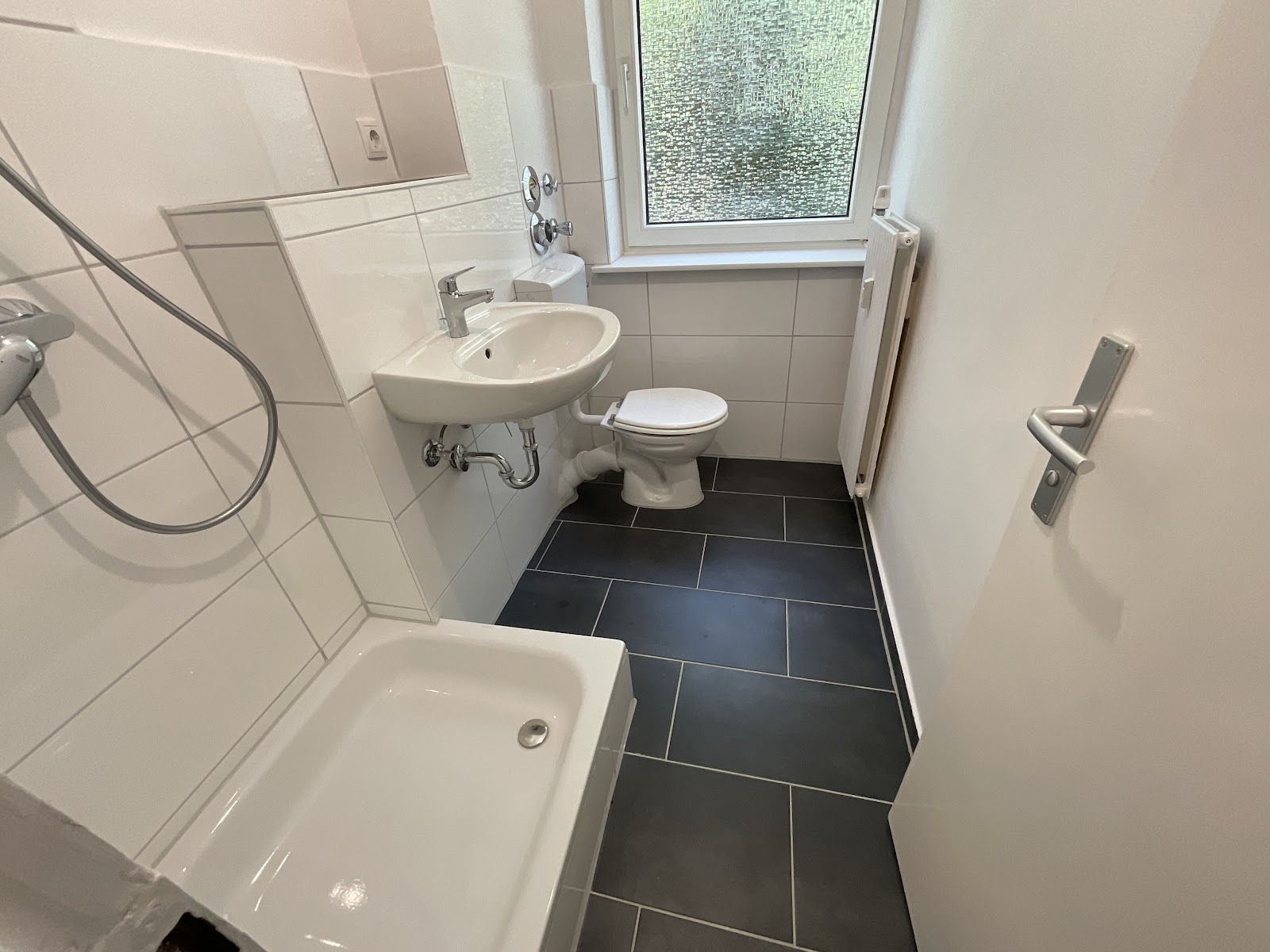 Modernisiertes Tageslichtbad mit Dusche