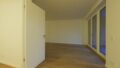 Einblick Wohnbereich mit Schlafnische & Zugang Abstellraum Bild 2