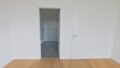 Einblick Schlafzimmer mit Blick zum Duschbad