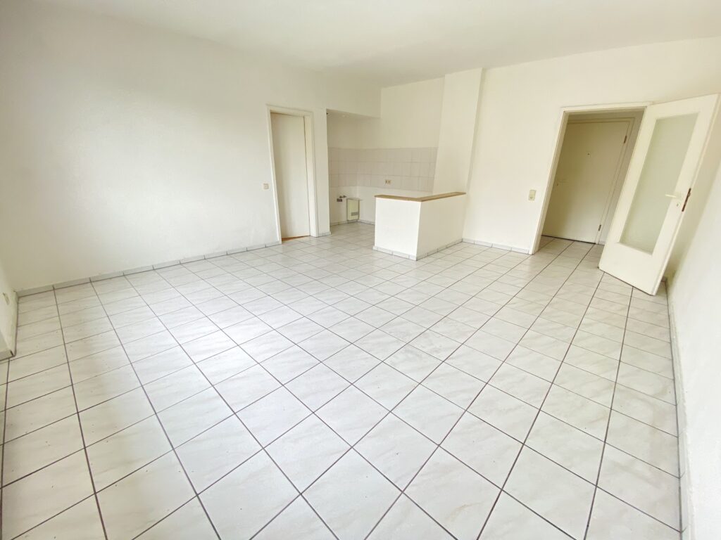 Wohnzimmer mit offener Küche