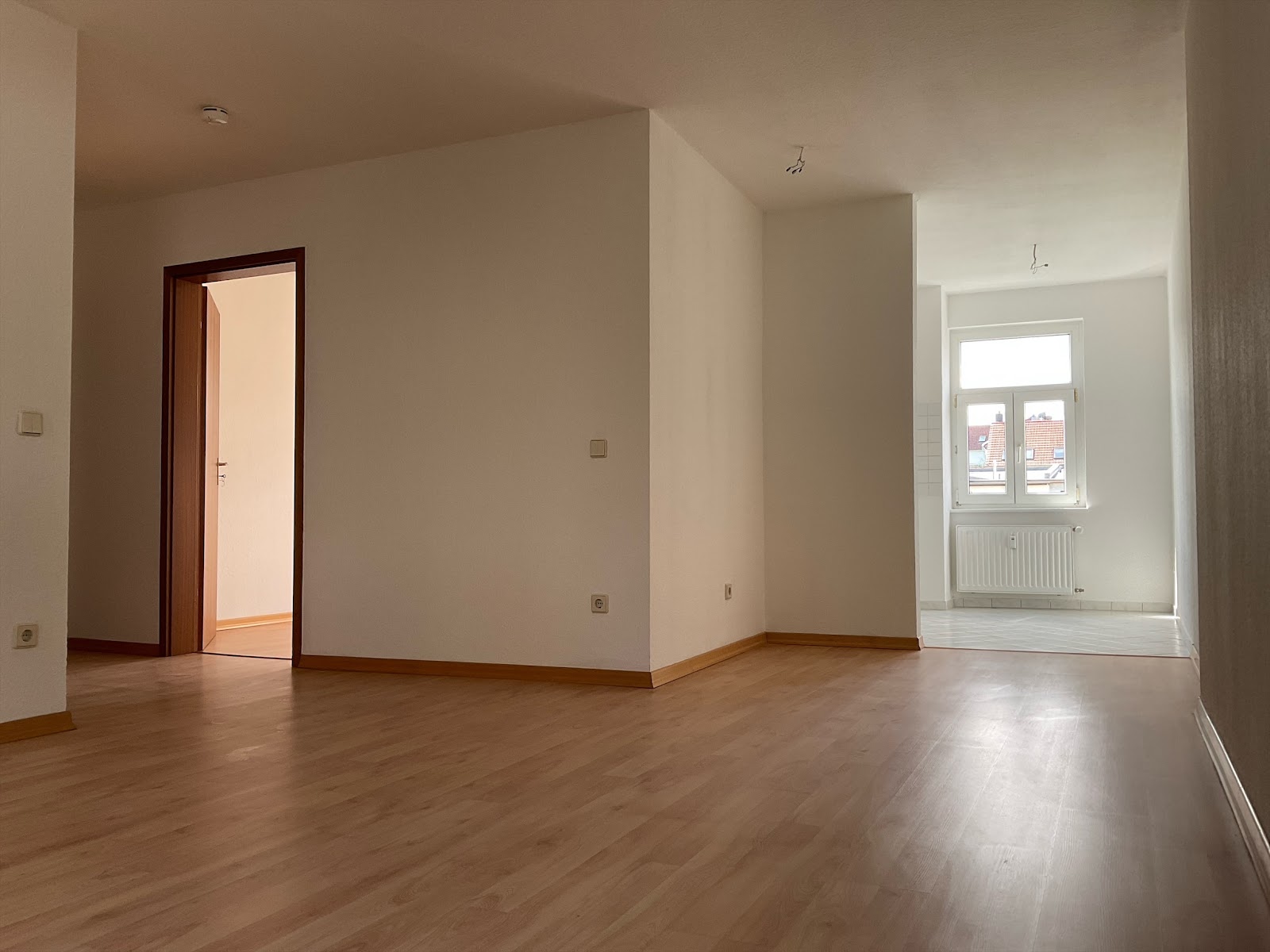 Wohnzimmer mit offener Küche