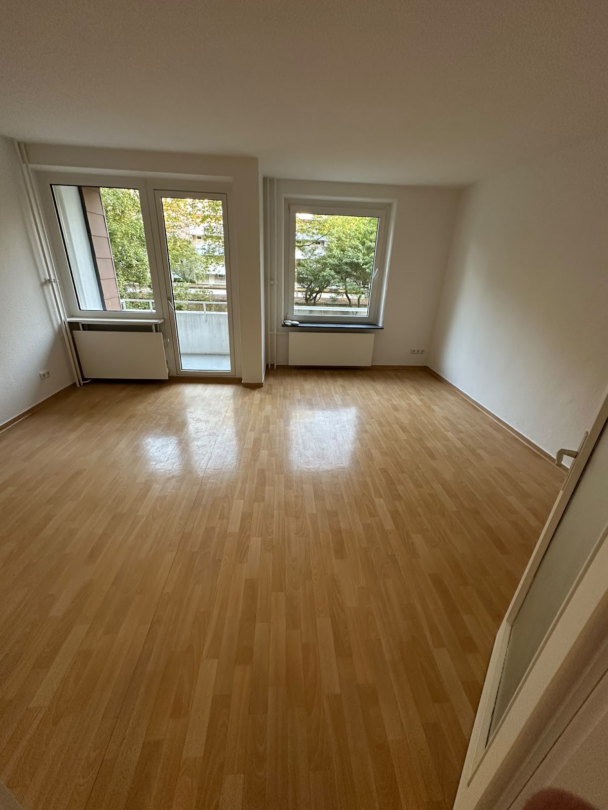 Wohnzimmer mit Balkon