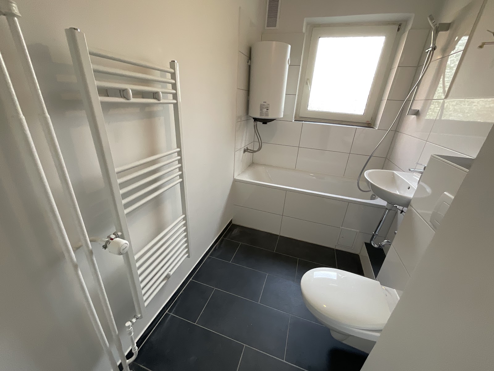 Modernisiertes Tageslichtbad mit Wanne
