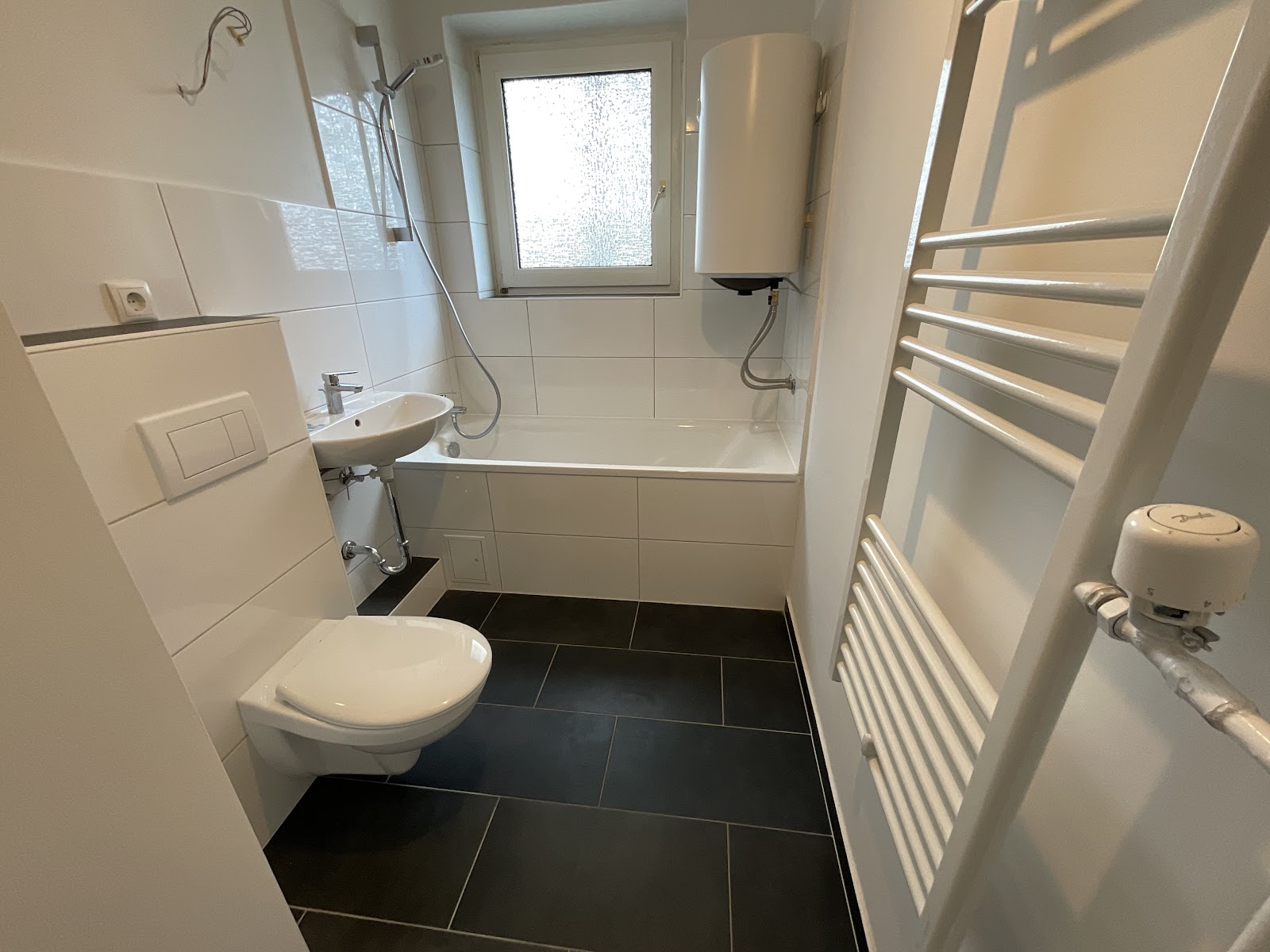 Modernisiertes Tageslichtbad mit Wanne