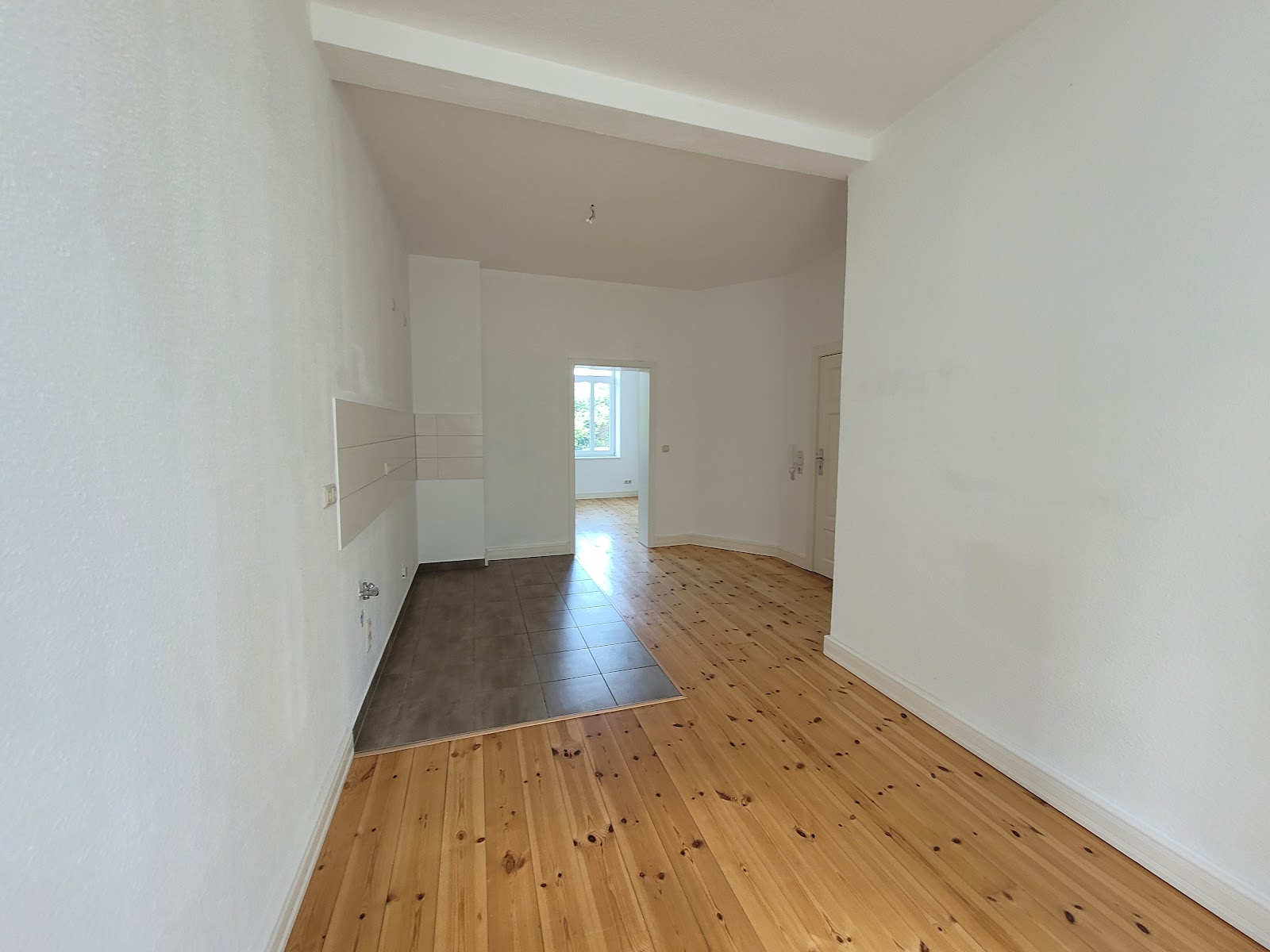 Einblick Wohnraum mit offener Küche Bild 3