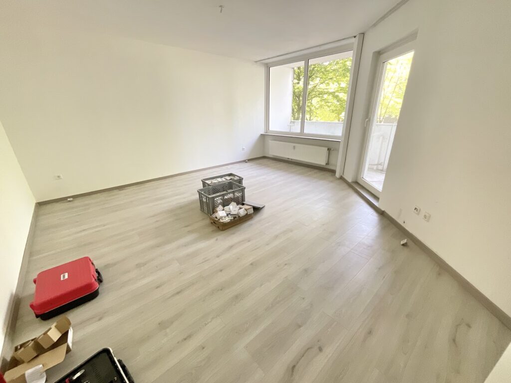 Wohnzimmer mit Balkon