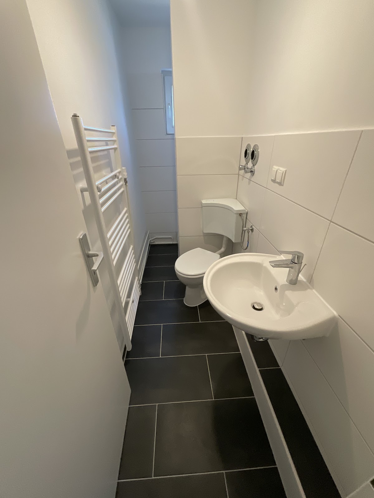 Modernisiertes Tageslichtbad mit Dusche